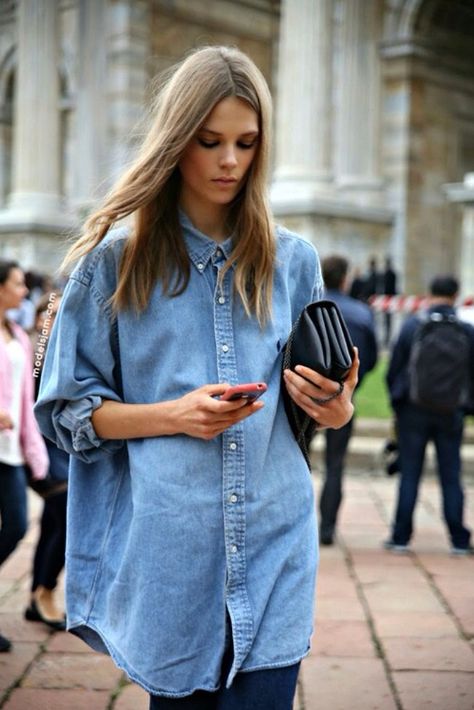 denim girl Oversized Denim Shirt, Mode Tips, Look Jean, Walking Down The Street, Denim On Denim, Double Denim, Cooler Look, Looks Street Style, Boyfriend Shirt