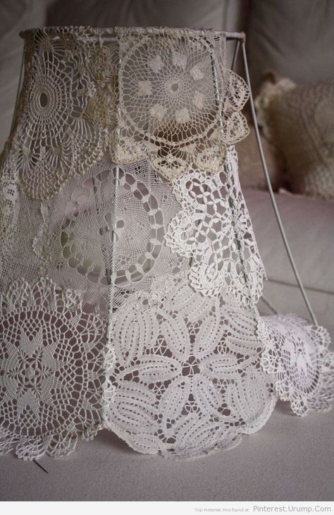 Kattokruunu Diy, Lace Lampshade, Crochet Lamp, Doily Art, Interior Boho, Shabby Chic Lamp Shades, Doilies Crafts, Chic Lamp, Lampshade Makeover