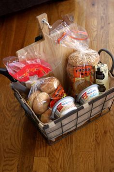 Bagel Gift Basket - Great idea to give someone who is hosting a sleepover party or camping trip. Homemade Gift Basket Ideas, Holiday Treat Ideas, Bagel Basket, Gift Basket Ideas For Men, Breakfast Basket, Homemade Gift Baskets, Food Gift Baskets, Marketing Gift, Raffle Baskets