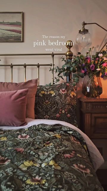 Green And Pink Bedding Ideas, Fall Color Bedroom, Ecotourism Residence, Green Velvet Bedroom Ideas, Moody Mid Century Modern Bedroom, Moody Pink Bedroom, Green Cottage Bedroom, Anthropology Bedroom, Romantic Vintage Bedroom