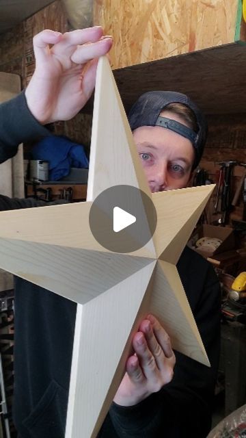 How To Make Wood Stars, Wooden Stars Diy How To Make, 1x3 Wood Projects, Wood Stars Diy How To Make, Miter Saw Projects, Holiday Woodworking Projects, Easy Woodworking Projects Diy, Wooden Christmas Crafts, Saw Tool