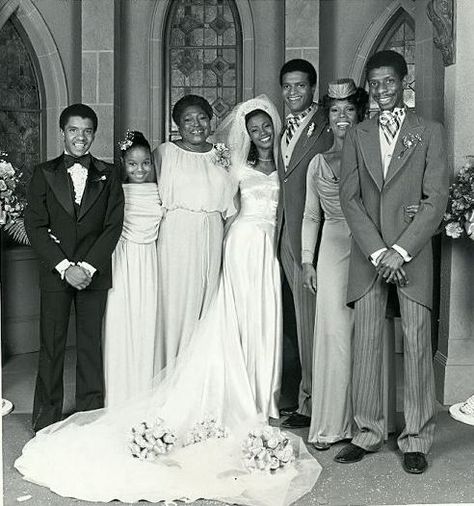 The cast of "Good Times" from left to right: Michael Evans (Ralph Carter), Penny Woods (Janet Jackson), Florida Evans (Esther Rolle), Thelma Evans (Bernadette Stanis), Keith Anderson (Ben Powers), Willona Woods (Ja'net DuBois) and J.J. Evans (Jimmie Walker) Vintage Groom, African American Weddings, Vintage Wedding Photos, Beautiful Christmas Cards, Vintage Black Glamour, Portrait Pictures, Black Hollywood, Black Celebrities, The Jacksons