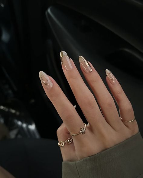 Gold Detail Acrylic Nails, Nails With Golden Details, Nails Gold Design, Gold Design Nails, Classy Gold Nails, Pretty Nails For Winter, Trendy Christmas Nails, Golden Nails Designs, Metallic Gold Nails