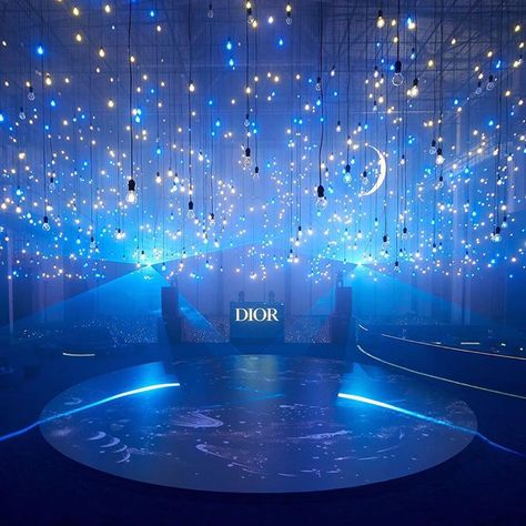 West Bund Art & Design in Shanghai Dior Official (@dior) • fotos e vídeos do Instagram Catwalk Design, Corporate Event Design, Stage Set Design, Event Stage, Event Exhibition, Photography Magazine Cover, Stage Set, Art Installation, Feeling Blue