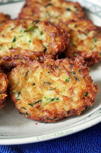 I Love. I Cook. I Bake.: Zucchini Cakes (Ree Drummond) Vege Fritters, Meatball Dish, Bread Zucchini, Zucchini Cakes, Cheese Zucchini, Zucchini Patties, Bake Zucchini, Ree Drummond, Veggie Side Dishes