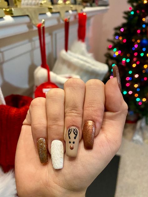 Brown Reindeer Nails, Red Nails With Reindeer, Christmas Nails Brown, Christmas Nails Acrylic Reindeer, Brown Christmas Nails, Christmas Deer Nail Designs, Rudolph The Red Nosed Reindeer Nail Art, Christmas Nails Rain Deer, Holiday Party Nails