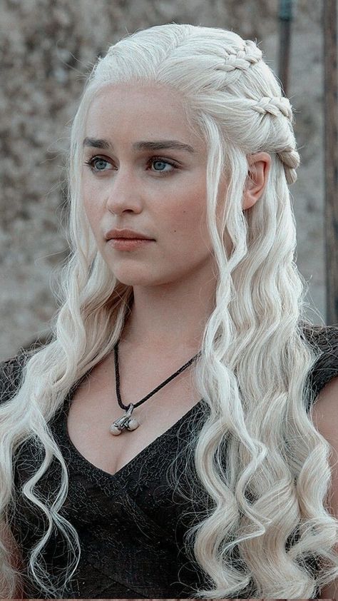 Daenerys Targaryen Hair, Daenerys Hair, Daenerys Targaryen Wallpaper, Targaryen Hair, Natural Portrait, Long White Hair, Mode Turban, Targaryen Aesthetic, Gra O Tron