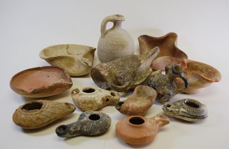 History of Pottery and Ceramics: Earthenware, Porcelain & China Ware Ancient Oil Lamp, Ancient Greek Pottery, Greek Pottery, Old Pottery, Pottery Form, Earthenware Pottery, Ancient Pottery, Ceramics Pottery Art, Ceramic Lamp