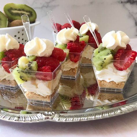 Easy Recipes For Snacks, Fruit Parfait Cups, Mini Parfaits, Fruit Parfaits, Recipes For Snacks, Dessert Shooters Recipes, Dessert Cups Recipes, Mini Dessert Cups, Parfait Desserts