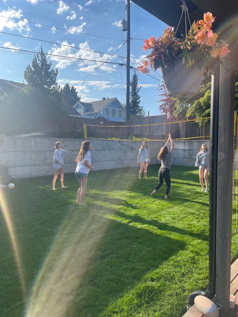 Volleyball Backyard Ideas, Volleyball Sleepover Ideas, Outdoor Games Aesthetic, Summer Volleyball Aesthetic, Volleyball Net Backyard, Outdoor Sleepover Ideas, Backyard Volleyball Court, Volleyball Backyard, Volleyball Outside