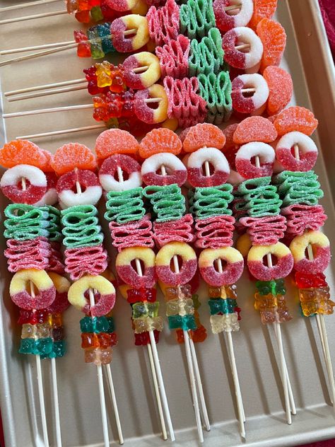 Candy Land Snack Ideas, Candy Food Board, Gummy Sticks Birthday Parties, Summer Birthday Food Ideas For Kids, Sweet Kebab Ideas, Candy Cabobs Diy, Summer Candy Table Ideas, Sweet Kebabs Kids Skewers, Creative Dessert Ideas For Parties