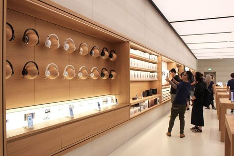 Media photos offer deeper peek inside Apple's first Singapore store #AppleNews #TechNews Apple Store Interior, Apple Store Design, Electronics Store Design, Bio Lab, Mobile Shop Design, Store Interior Design, Retail Counter, Retail Architecture, Phone Store