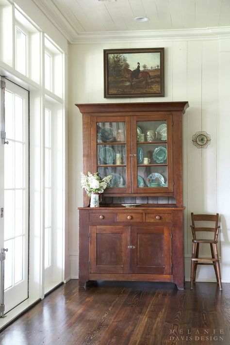 Country Style Dining Room, Country Style Homes, Country House Decor, Antique China, Country Home Decor, Interior Ideas, Ranch House, Hutch, Decoration Table