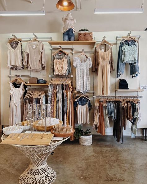 Clothing Boutique Interior Design, Vintage Clothing Display, Boutique Clothing Store Design, Clothing Booth Display, Boutique Clothing Rack, Retail Clothing Display, Clothing Boutique Decor, Clothing Boutique Interior, Boutique Store Displays