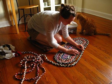 Braided Rug Tutorial, Round Braided Rug, Hand Braided Rug, Rag Rug Diy, Braided Wool Rug, Rag Rug Tutorial, Braided Rug Diy, Braided Rag Rugs, Diy Bed Sheets