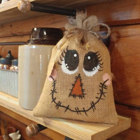 Decoration On A Budget, Burlap Crafts Diy, Scarecrow Craft, Moldes Halloween, Diy Scarecrow, Scarecrow Crafts, Look More Attractive, Burlap Projects, Burlap Decor