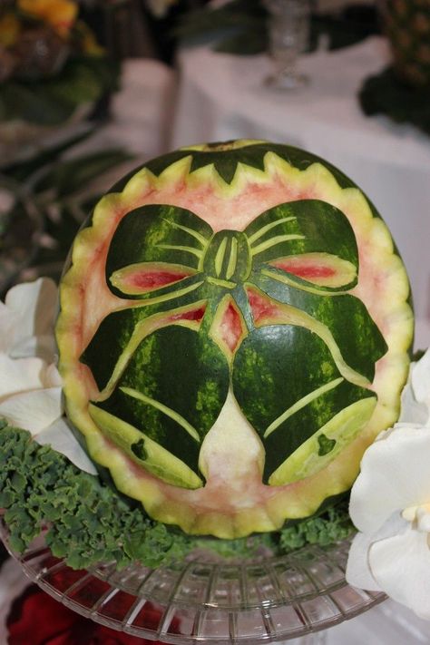 Fruit Tables, Christmas Fruit Salad, Christmas Vegetables, Fruit Buffet, Vegetable Art, Fruits Decoration, Fruit Platter Designs, Watermelon Carving, Fruit Displays