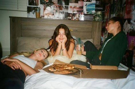 L o r e e e h h Bff Pics, Film Pictures, Mackenzie Ziegler, Photographie Portrait Inspiration, 사진 촬영 포즈, Disposable Camera, Maddie Ziegler, Bff Goals, Bff Pictures