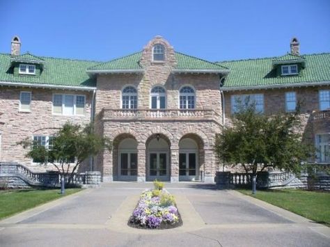 The Pink Palace Natural History Museum in Memphis. The Pink Palace, Graduation Pic Ideas, Tennessee Nashville, Memphis City, Tennessee Wedding Venues, Usa Bucket List, Museum Of Science, Piggly Wiggly, Funny Wedding Invitations