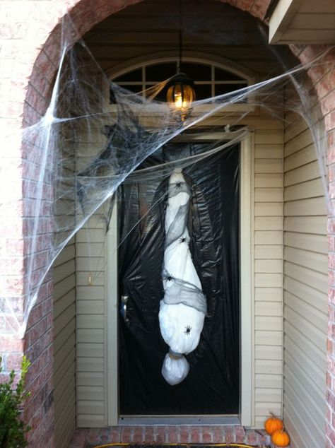 Vampire Door Decorations, Halloween Door Decorations Scary, Halloween Door Decorations Contest Ideas, Scary Door Decorations Halloween, Halloween Garage Decorations, Porta Halloween, Diy Halloween Door Decorations, Pelottava Halloween, Halloween Garage Door