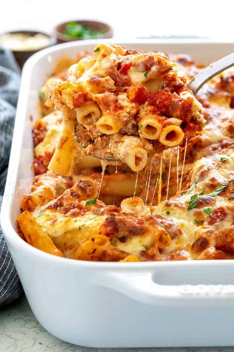 Need a dinner to feed the whole family, plus have plenty of leftovers? This easy baked ziti recipe is a classic Italian casserole dish to feed a crowd. #bakedziti #italian #mealprep #casserole #pasta #meatsauce Ziti Al Forno, Italian Casserole, Rigatoni Recipes, Easy Baked Ziti, Ziti Recipe, Baked Rigatoni, Ziti Pasta, Pasta Penne, Ziti Recipes