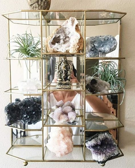 Large Crystals Home Decor, Crystals Aesthetic Home, How To Display Crystals In Your Home, Crystals And Gemstones Aesthetic, Crystals Collection Display, Crystal Stall Display Ideas, Gemstone Storage Ideas, How To Display Crystals, Crystal Organization Display