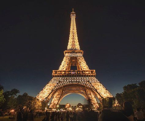 Eiffel Tower Landscape, Eiffel Tower Night, Paris In May, Eiffel Tower At Night, Night Landscape, Paris At Night, Visit Paris, Paris Eiffel Tower, Paris Hotels