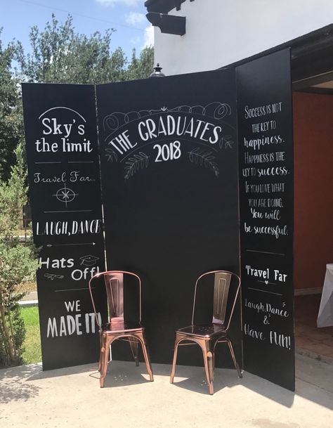 Combine Graduation Party, Senior Photo Booth Backdrop Ideas, Photobooth Ideas Creative Event, Photobooth Ideas For Graduation, Grad Chalkboard Ideas, High School Graduation Photo Booth Ideas, Graduation Photobooth Decoration Ideas, Grad Party Photo Backdrop Ideas, Photobooth Farewell