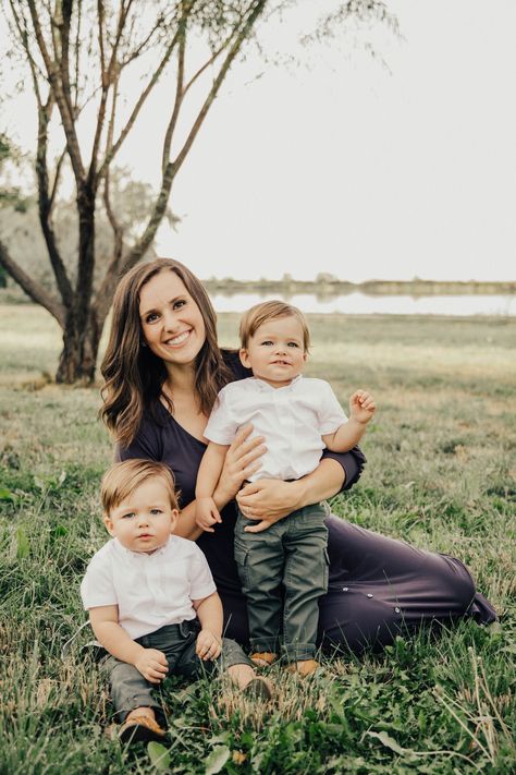 #family #photography #familypictures #withtoddler #familypicture Mommy And Me Twins Photo Shoot, Mom And Twins Photography, Twin Toddler Photography, Family With Twins, Oregon Photoshoot, Twin Photoshoot, Twins Photoshoot, My Family Picture, Fam Pics