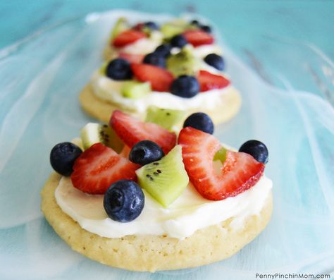 I love this simple mini fruit pizza concept! Similar to the larger version, but easier for kids to hold and perfect for parties! Make one or an entire batch - the choice is yours. It is perfect for your July 4th or Memorial day party, summer picnic or even a Sunday brunch! #summerdessert #fruitpizza #fruitdessert #healthydessert #kiddesserts Fruit Pizza Cookie Recipe, Mini Fruit Pizza, Fruit Pizza Cookies, Pizza Halloween, Fruit Pizzas, Fruit Pizza Sugar Cookie Recipe, Pizza Cookies, Mini Fruit Pizzas, Pizza Sugar Cookie