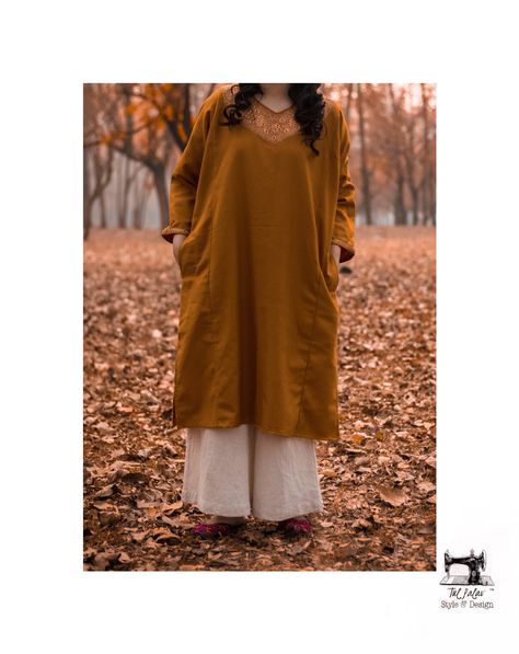 Pheran/kurti https://www.instagram.com/tulpalav/ Pheran Designs Kashmiri Women, Kashmiri Pheran Designs Velvet, Kashmiri Pheran Designs, Pheran Kashmiri Dress, Pheran Designs, Kashmir Culture, Kashmiri Kurta, Kashmiri Pheran, Hijabi Bride