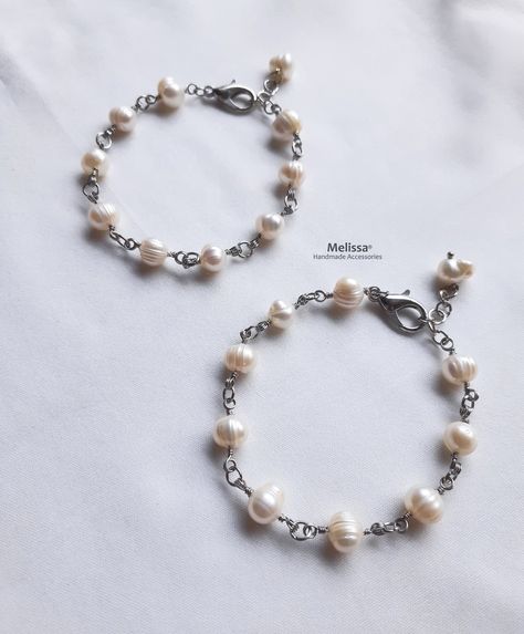 Gelang mutiara air tawar dipadukan dengan kawat monel 0.8mm. Ukuran lingkar tangan 18cm. Manik Manik, Wire Bracelet, Wire Art, Pearl Bracelet, Silver Bracelet, Charm Bracelet, Beaded Bracelets, Bracelet, Beads