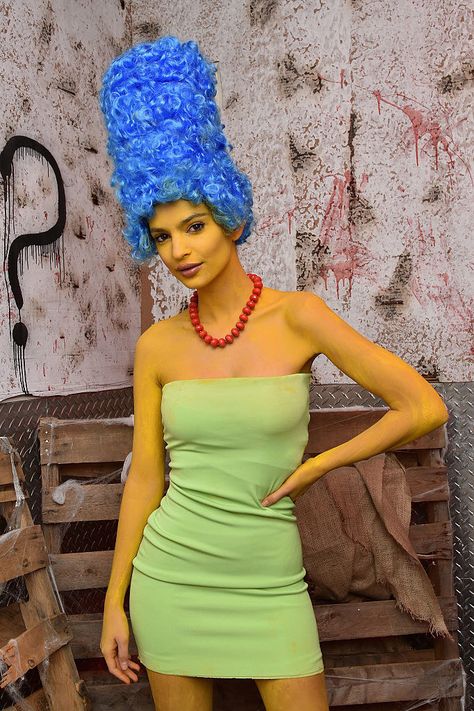 38 Amazing Celeb Halloween Costumes For Everyone Who Still Needs An Idea Costume Halloween Famille, Marge Simpson Costume, Simpsons Costumes, Jessica Rabbit Costume, Original Halloween Costumes, Simpsons Halloween, Top Halloween Costumes, Best Celebrity Halloween Costumes, Flaming Hot