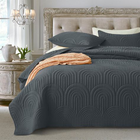 PRICES MAY VARY. SOFT & DURABLE: Safonory coverlet bedding set made of super soft brushed microfiber fabric and the filling is microfiber polyester fiber, which brings max softness for your sweet sleep. The high strength stitching ensures long term durability for use year-round. OUTSTANDING FEATURES: This soft, lightweight and durable bedspreads suitable for all seasons use - especially in summer season. Perfect quilt set for your bedroom, guest room or vacation room and easy to match your bedro Black And Cream Bedroom, Modern Comforter, Black Duvet Cover, Summer Soft, Coverlet Bedding, King Size Quilt, Quilted Bedspreads, Twin Quilt, Black Bedding