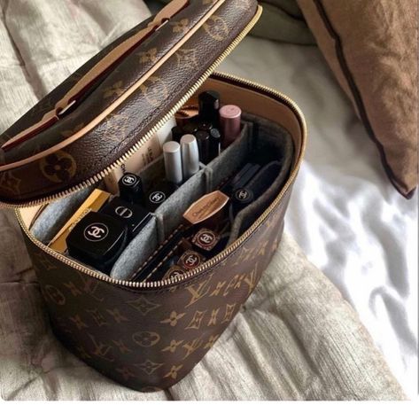 Louis Vuitton Makeup Bag, Louis Vuitton Makeup, Louis Vuitton Taschen, Inside My Bag, Elsa Hosk, Luxury Makeup, Essential Bag, Aesthetic Makeup, Vuitton Bag