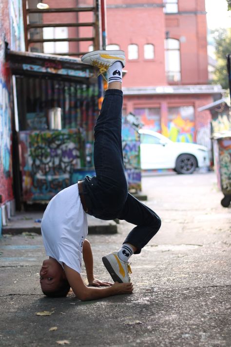 Hip Hop Dance Poses, Freestyle Dance, Urban Hip Hop, Action Pose Reference, Dance Photography Poses, Body Reference Poses, Dance Tips, Dynamic Poses, Dance Photos