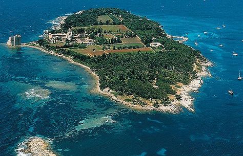 Pictures and profiles of the Mediterranean's finest islands. Part six: France and Spain. Saint Tropez Beach, French Beach, Riviera Beach, Houses In France, Wine Tourism, Tourism Website, Remote Island, Cote D’azur, French Riviera