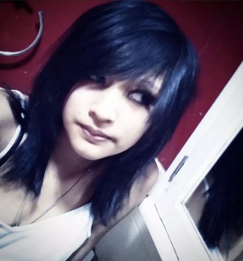 2000 Scene Hair, Emo Haircut 2000s, Scenemo Hair Short, Scene Layered Hair, Shoulder Length Scene Hair, Emo Hair Women, Scene Kid Haircut, Emo Haircuts Long Choppy Layers, Scene Bangs Side Swept