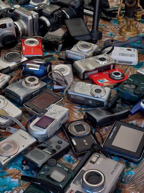 Digital Camera Collection, 2000 Digital Camera Aesthetic, Digital Cameras 2000s, Digital Photography Aesthetic, Film Photography Camera, 2000s Film Aesthetic, Photography Student Aesthetic, 2000s Camera Aesthetic, Digital Camera Aesthetic 2000s