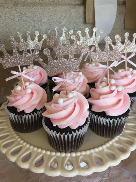 Trendy Baby Shower Girl Ideas Cupcakes Ideas -  - #Baby #Cupcakes #Girl #Ideas #Shower #Trendy Check more at http://baby.wetterpin.site/trendy-baby-shower-girl-ideas-cupcakes-ideas/ Baby Shower Girl Ideas, Baby Shower Princess Theme, Ideas Cupcakes, Baby Shower Souvenirs, Idee Babyshower, Cupcakes Ideas, Baby Shower Cakes Girl, Baby Shower Cupcake Toppers, Girl Cupcakes