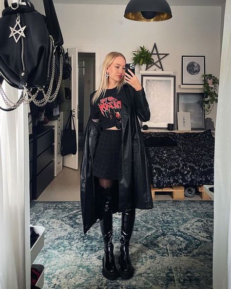 𝕾𝖍𝖊𝖑𝖑𝖞 on Instagram: "Obsessed with these boots 🖤 . Boots @bershka Shirt @impericonde Coat @disturbia Skirt @americanapparel (older got it on vinted) . . . #punkrockgirl #grungetumblr #outfits #outfitideas #grungestyle #grungefashion" Alternative Look Outfits, Disturbia Outfit, Black Skirt And Boots Outfit, Work Outfits Skirt, Casual Edgy Outfits Winter, Disturbia Clothing, Goth Boots Outfit, Alternative Outfits Winter, Black Goth Outfits