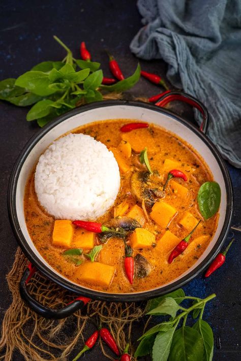 Thai Pumpkin Curry, Sweet Potato Coconut Curry, Thai Sweet Potato, Red Sweet Potato, Vegan Thai Curry, Potato Curry Recipe, Sprouting Sweet Potatoes, Winter Dinners, Cubed Sweet Potatoes