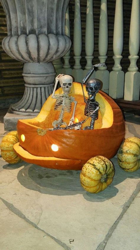 Creepy Halloween Food, Creative Pumpkin Carving, Casa Halloween, Hallowen Ideas, Halloween Pumpkin Designs, Fröhliches Halloween, Adornos Halloween, Zucca Halloween, Halloween Tattoo