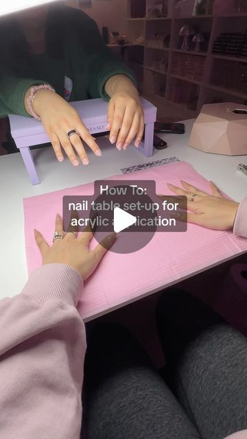 The Babe Bar | Simran Persad on Instagram: "Easy Acrylic Nail Table Set Up! 🩷 -  #nailtech #nailsofinstagram #nails #nailartist #acrylicnails #tablesetup #dallasnailtech #nailitdaily #nailtechlife #nailtutorials #nailtoinspire #nailtraining #nailtechintraining #nailtechstudent #acrylicnailswag" Nail Tech Table Set Up, Manicure Station Ideas, Nail Set Up At Home Ideas, Manicure Table Ideas, Nail Tech Set Up At Home, Nail Table Set Up, Nails Room Ideas Home, Nail Set Up At Home, Nail Set Up