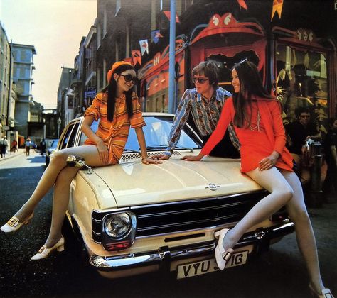 Carnaby Street Carnaby Street 60s, 1960s London, Fashion In London, 60s Aesthetic, Swinging 60s, Swinging London, 60s 70s Fashion, Mary Quant, Auto Retro