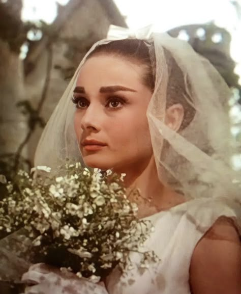 Funny Face Outfits, Audrey Hepburn Wedding, Audrey Hepburn Funny Face, Funny Face 1957, Iconic Audrey Hepburn, Marilyn Monroe And Audrey Hepburn, Aubrey Hepburn, Audrey Hepburn Photos, Movie Funny