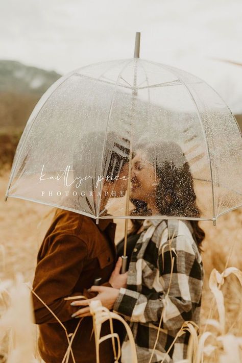 Umbrella Wedding Pictures, Umbrella Wedding Photos, Rain Wedding Photos, Umbrella Photoshoot, Skyline Photos, Rainy Day In New York, Rainy Photoshoot, Rainy Engagement Photos, Rainy Wedding Photos