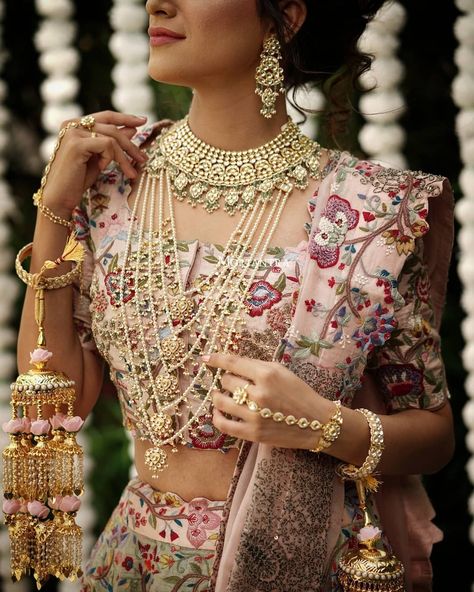 #JulyPicks: The Best Bridal Buys Of The Month! Rani Haar Gold, Rani Haar, Bridal Choker, Arm Jewelry, Indian Bridal Fashion, Gold Fashion Necklace, Bridal Gold Jewellery Designs, Fancy Jewellery, Bridal Gold Jewellery