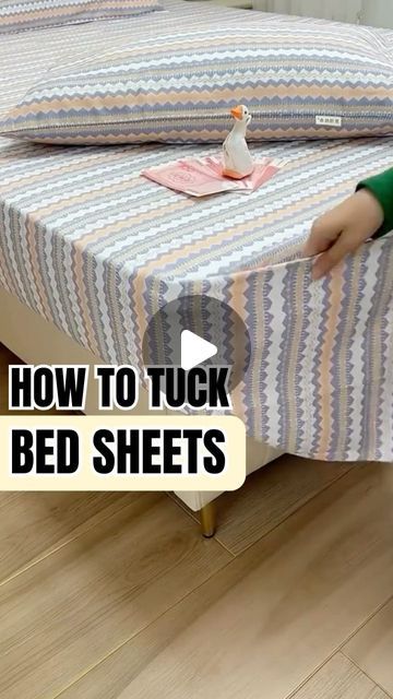 Sandra Folding on Instagram: "Follow me @sandrafolding for more content like this!
Sandra tuck bed sheet😃
#sandrafolding #foldinghacks #folding #storagehacks" Bedsheet Folding Hacks, Fold Fitted Sheet With Pocket, Folding Fitted Sheets, Diy Bed Sheets, Storage Hacks, Flat Sheets, Household Hacks, Fitted Sheet, Bed Sheets