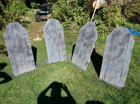 Diy pallet Tombstones Pallet Projects Halloween, Diy Tombstones Halloween, Pallet Halloween Decorations, Halloween Pallet, Outdoor Halloween Decor Ideas, Wood Halloween Decorations, Pallet Halloween, Scary Halloween Decorations Diy, Wood Halloween